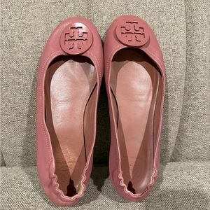 Tory Burch Pink Leather Ballet Flats – Size 9 –Logo Medallion